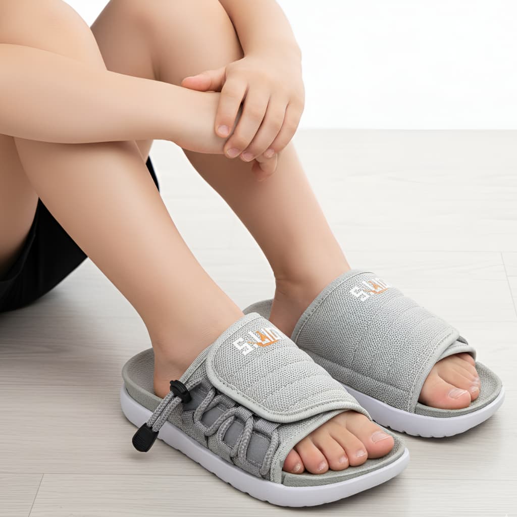 Chinelo Slide Infantil Asuna 2.0 Cinza e Branco – Conforto e Estilo para Crianças