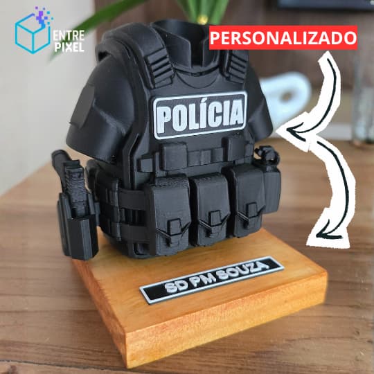 Colete Tático Decorativo com Base de Madeira – Porta-Lápis com Pistola Removível | 11cm