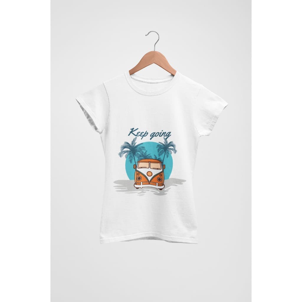 Baby Tee Keep Going – Estilo Retrô Viagem e Liberdade