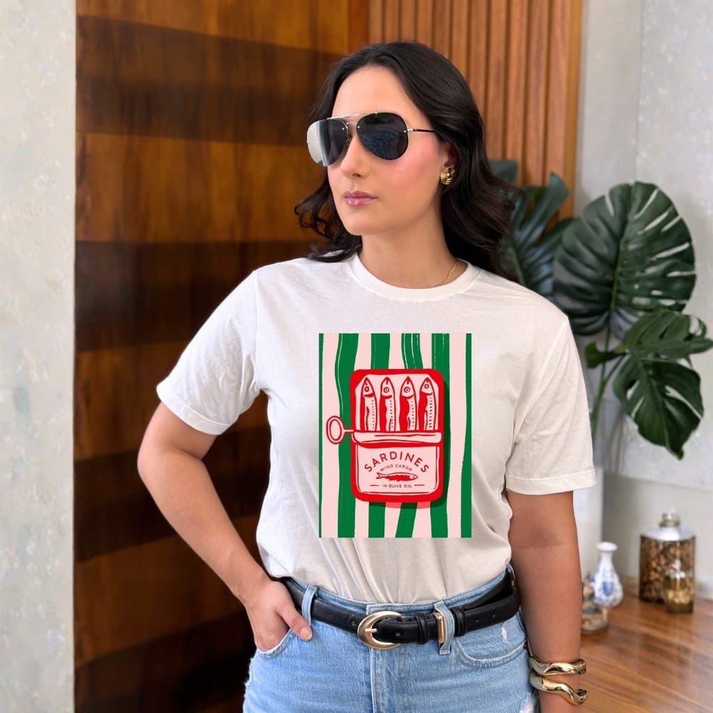 Blusa Feminina Básica Lata de Sardinha – T-Shirt 100% Algodão Gola Redonda Estilo e Tendência - Frete Grátis