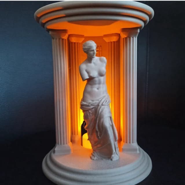 Estátua Afrodite Iluminada com Vela Eletrônica – Elegância Clássica para Seu Espaço