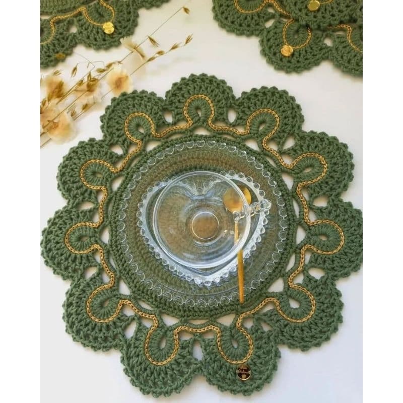 Sousplat de Crochê com Detalhe Dourado | Personalizado nas Cores Favoritta | Mesa Posta Elegante