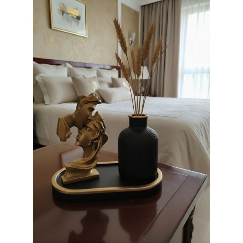 Decoração Estatueta Afeto Dourada e Vaso Preto Fosco – Presente de Casamento