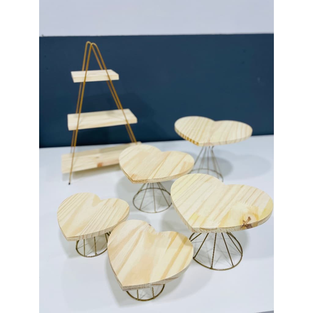 Kit Boleiras Coração com Escadinha – Madeira Pinus e Metal Dourado (6 peças)