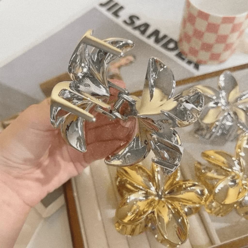 Presilha Flor Grande Prateada – Piranha de Cabelo Elegante e Resistente