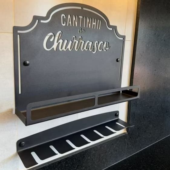 kit Cantinho do Churrasco - Placa Decorativa com Porta Temperos + Suporte para Espetos