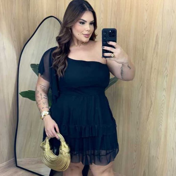 Vestido Plus Size  Tule Um Ombro Só com Babados Mula Manca ou Nula Manga – Elegante, Leve e Moderno