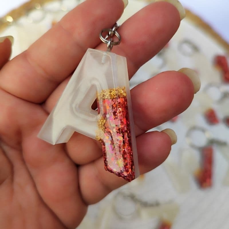 Chaveiro Letra em Resina Personalizado com Glitter rose e folhas de ouro – Presente Criativo e Elegante
