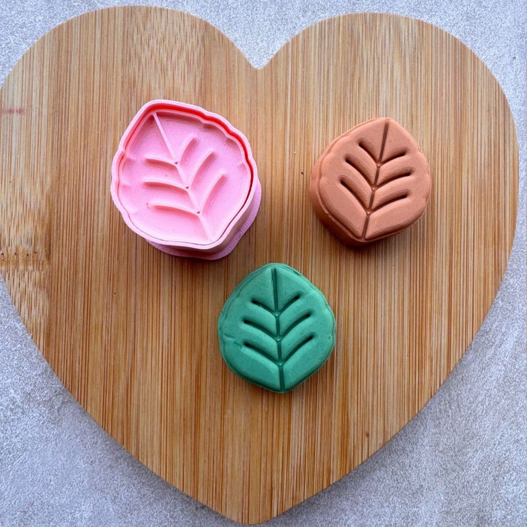 Modelador e Ejetor Para Modelar Massas, Doces e Brigadeiros Folha