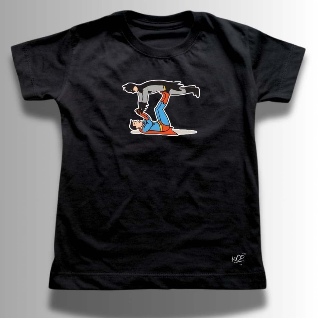 Camiseta Infantil Estampada Superman e Batman Brincando Tshirt Kids Heróis Divertida Algodão Premium
