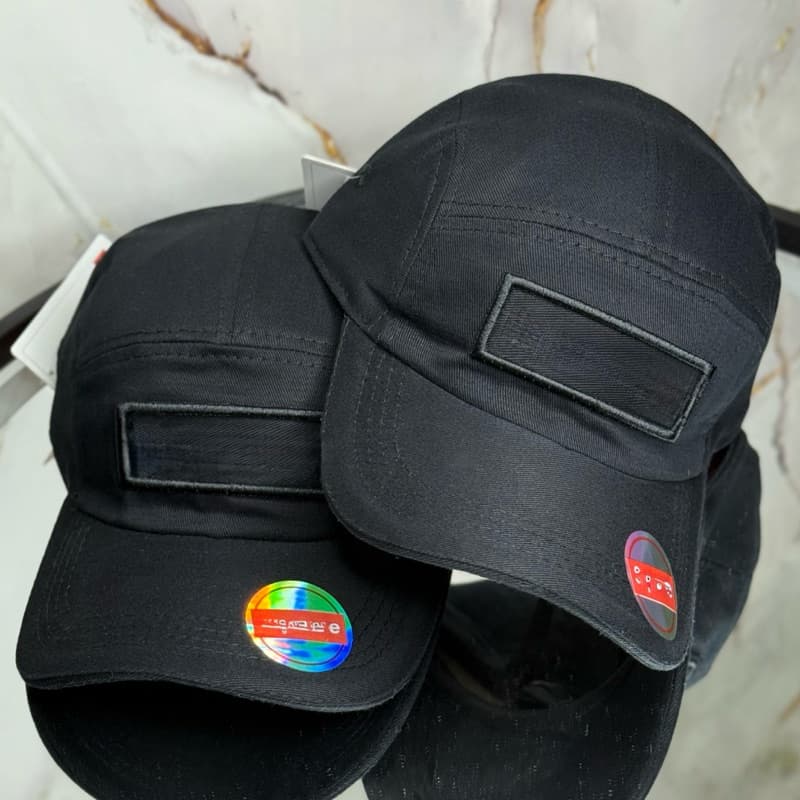 Boné Five Panel Preto Liso com Patch Frontal / Aba Curva Streetwear