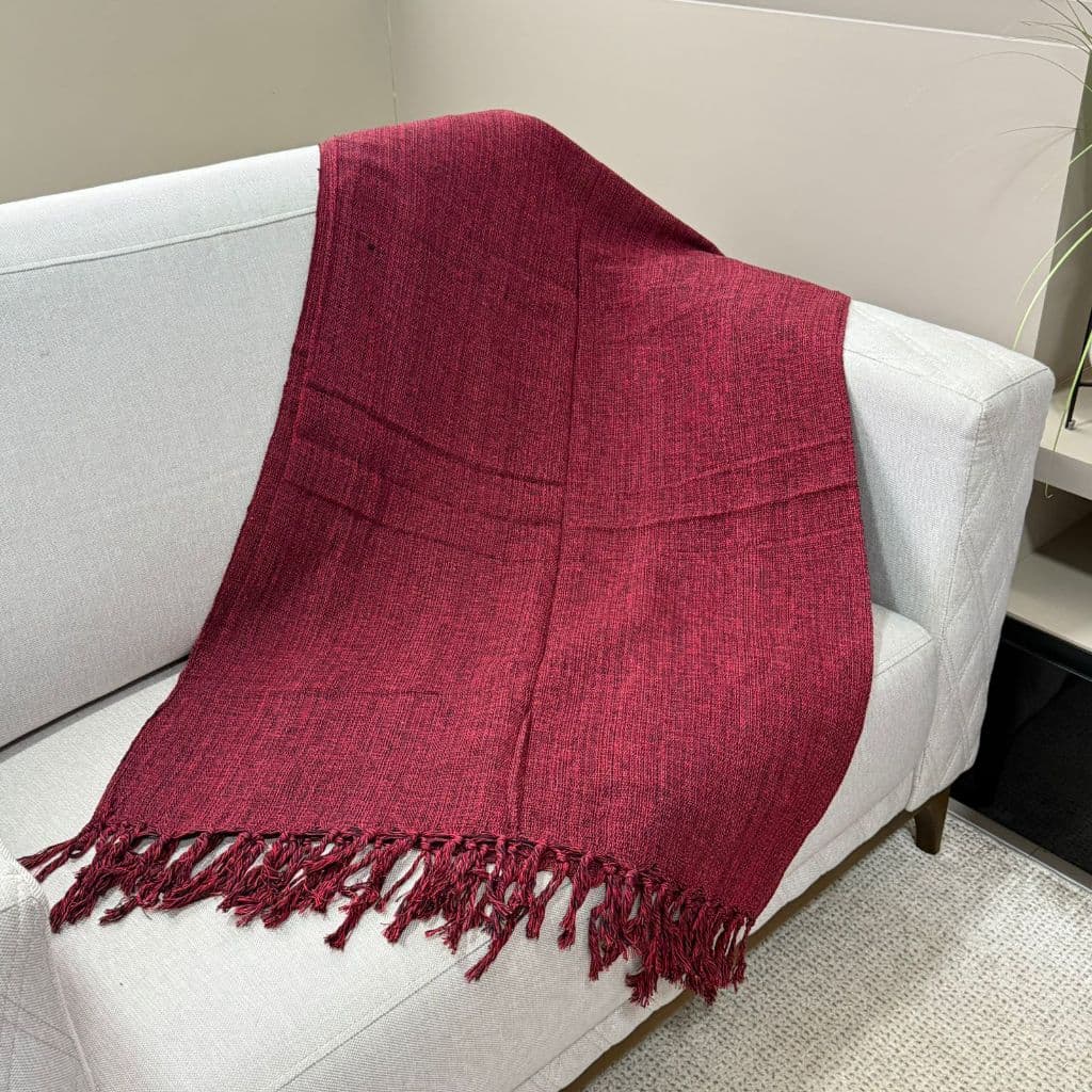 Manta para Sofá, Cama e Poltrona 2,20x1,45m Algodão com Franjas Artesanais Manta Decorativa Vermelho Escuro