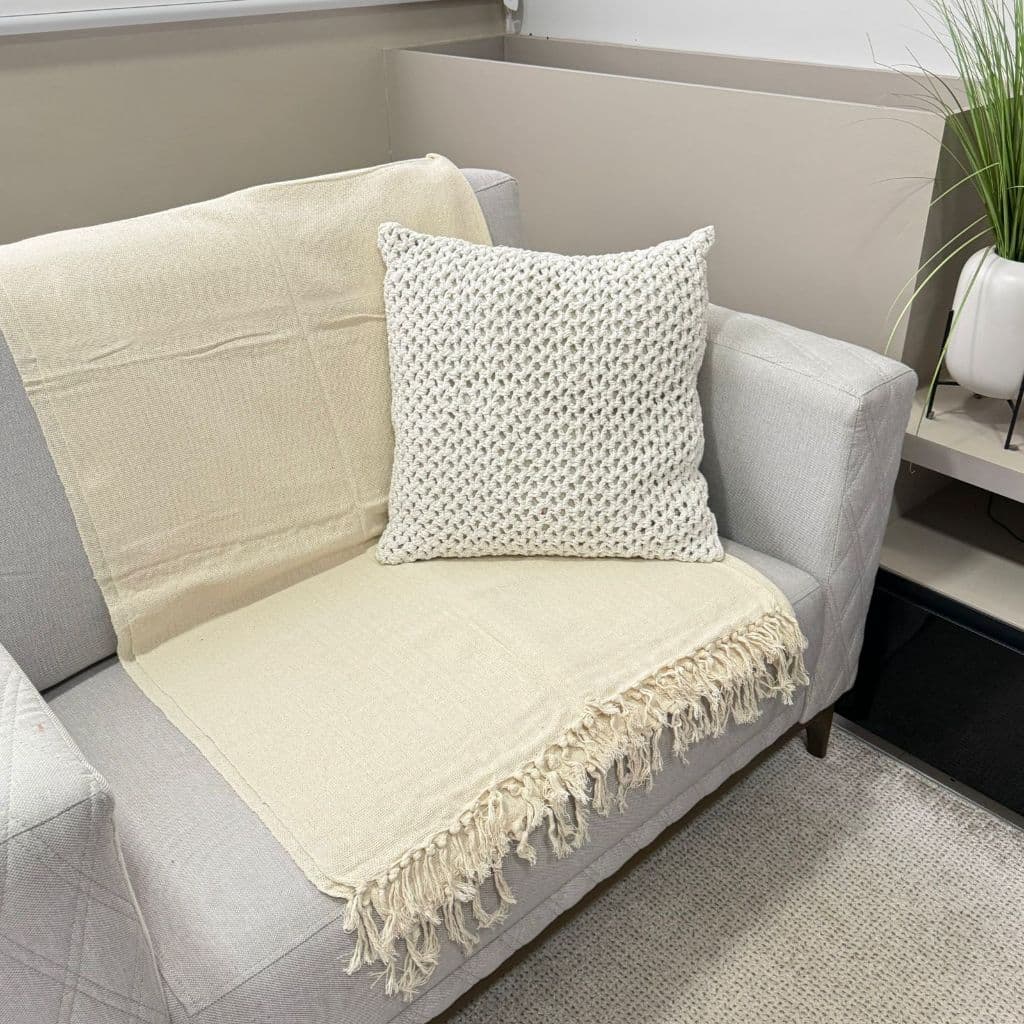 Manta para Sofá, Cama e Poltrona 2,20x1,45m Algodão com Franjas Artesanais Manta Decorativa Clara