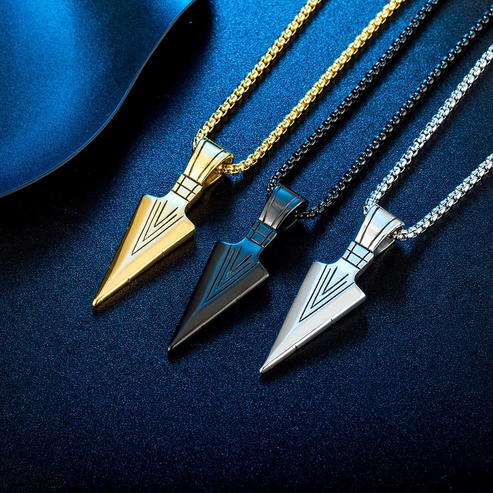 Colar masculino de liga metálica estilo retrô hip hop com pingente de ponta de lança triangular e flecha.