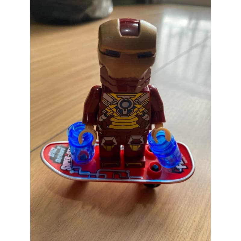 Bonecos Super Heróis lego com acessórios e skate