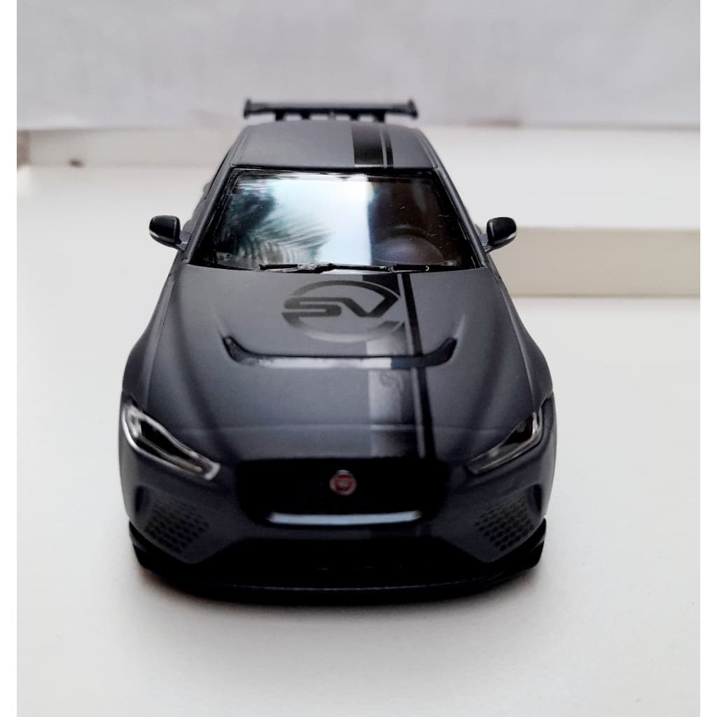 Miniatura Jaguar XE SV Project 8 Cinza Corrida 1/38 Kinsmart Metal e Fricção