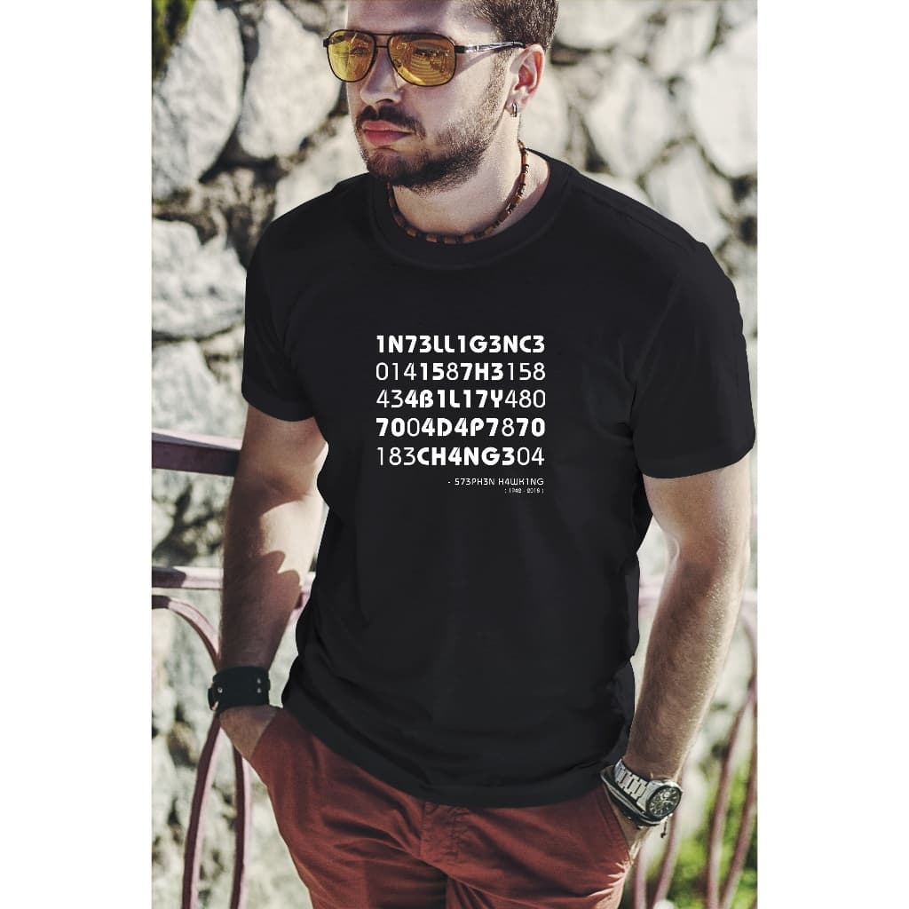 Camiseta Geek Intelligence is the ability to adapt to change Stephen Hawking Inteligência é a capacidade de se adaptar