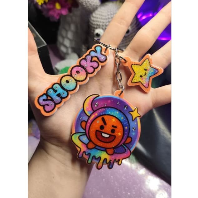 Chaveiro Cosmic21 – KPOP Fofo Idol Coreano Kawaii Kpopper Colecionável Acessório Mochila Chaves Charm BTS BT21 Shooky