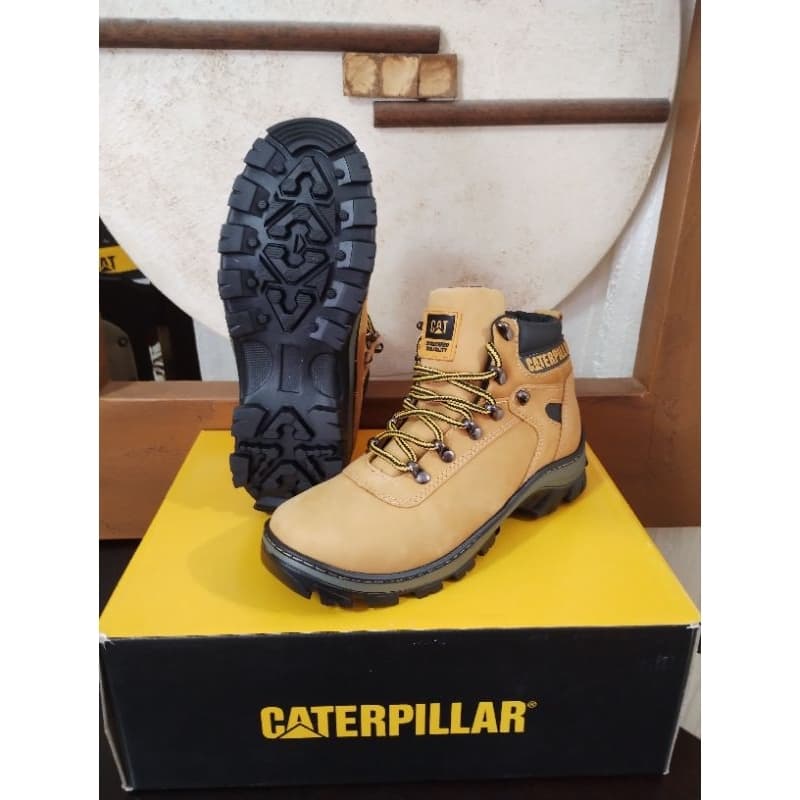 bota Caterpillar amarela em couro legítimo solado de borracha costurado e colado