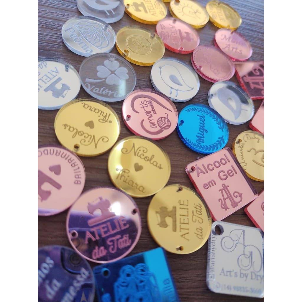KIT 100 ou 200 TAGs Etiquetas Personalizadas em Acrílico 1,5cm e 2cm – Sua Marca com Estilo Premium!