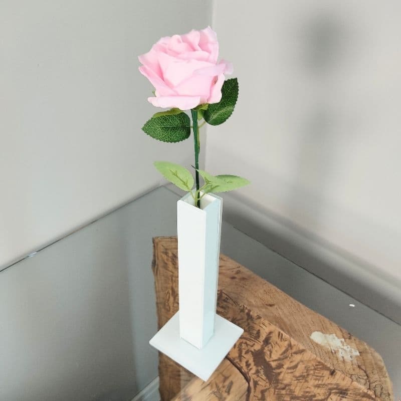 Arranjo decorativo Rosa com vaso solitário vidro branco para decoração festas e eventos