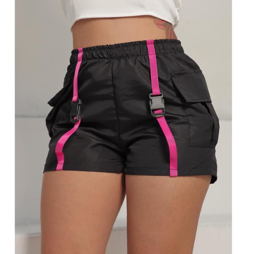 Shorts Feminino Preto com Fitas Coloridas Estilo Streetwear – Moda Urbana, Confortável e Estiloso
