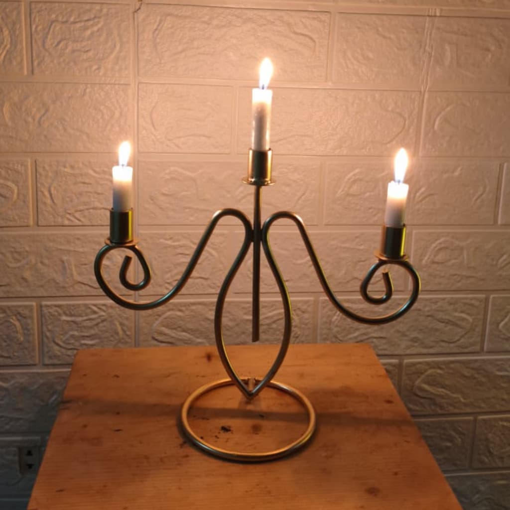 Porta Velas de Ferro Ornamentado - Castiçal Luxuoso para Decoração Dourado