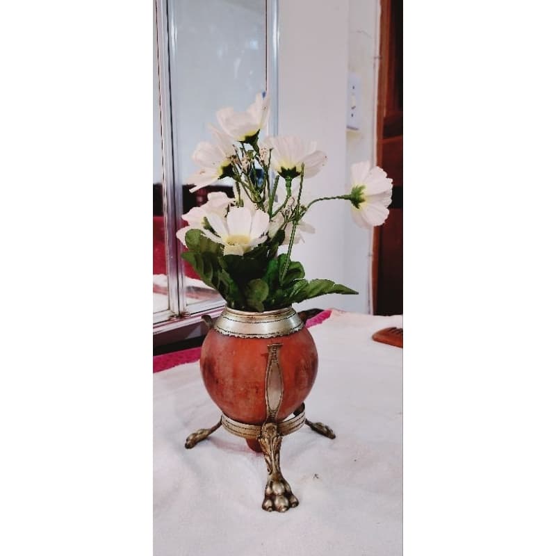 Antigo vaso com armação de metal e arranjo de flores !!! Ótimo estado !!!