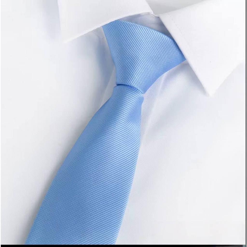 Gravata listrada azul-clara para ocasiões casuais de negócios