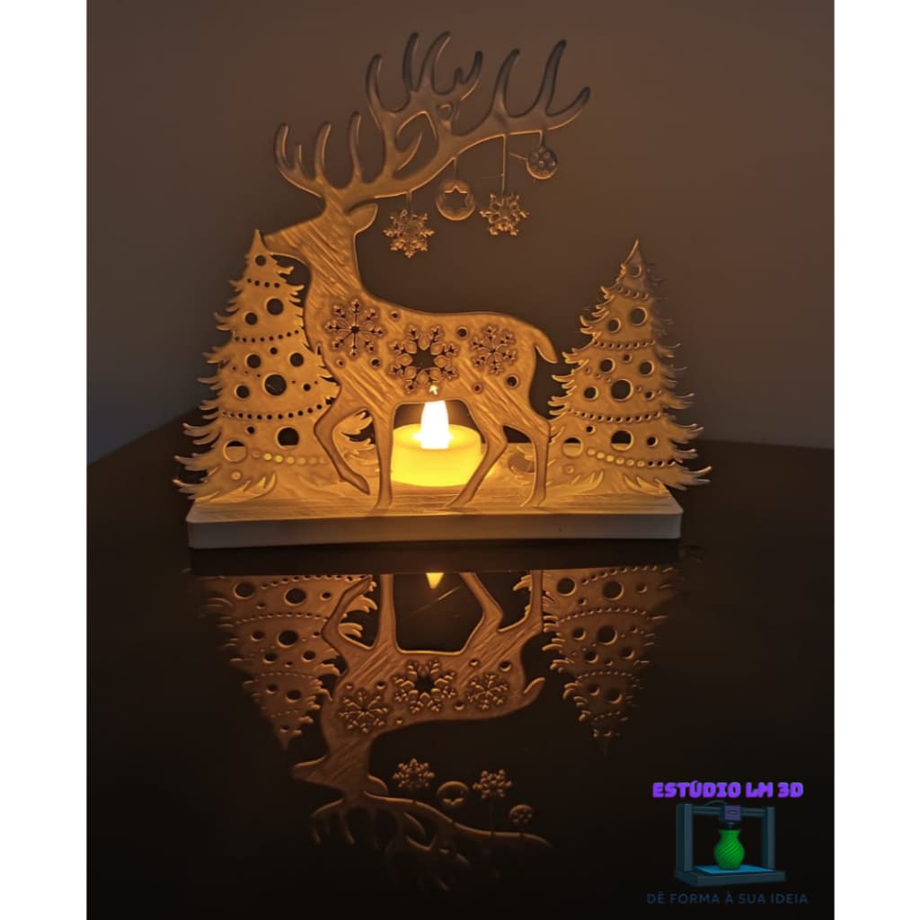Enfeite de natal iluminado: árvores de natal, rena e vela.