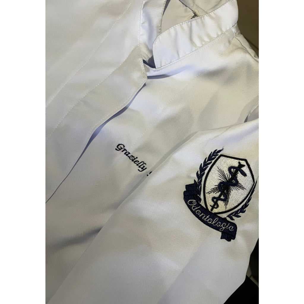 Jaleco feminino ,logo de odontologia, gola de padre e sua logo, nome e sobrenome bordados tecido em gabardine