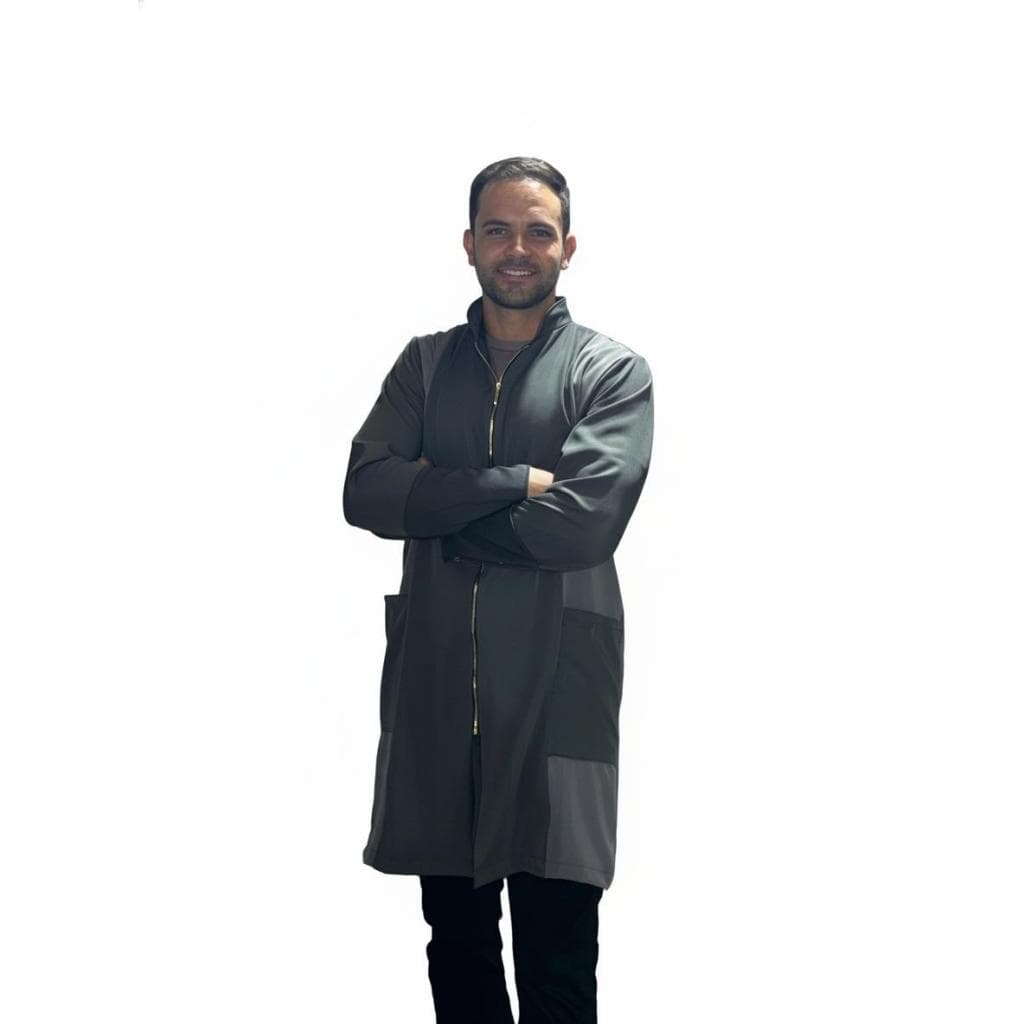 Jaleco slim masculino em gabardine com zíper dourado, punho com abotoadura,