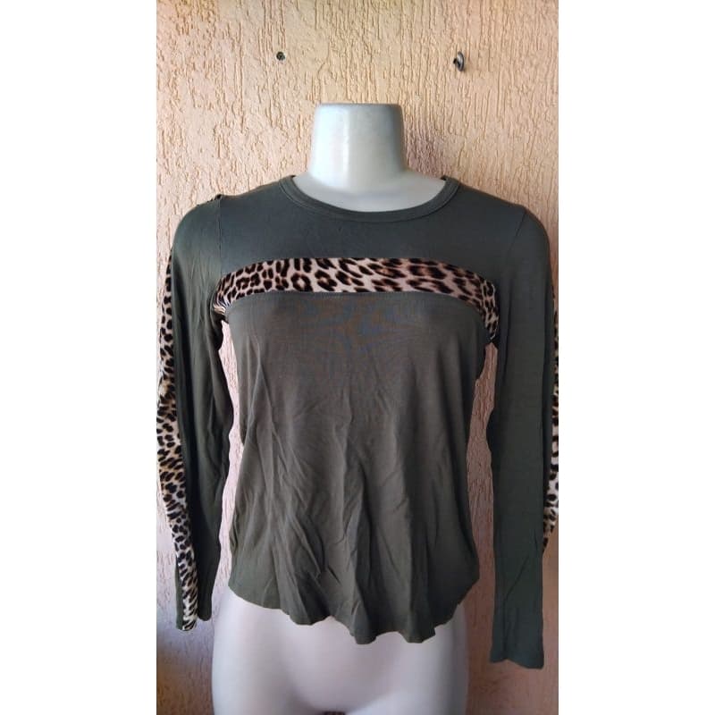 BRECHO Blusinha Manga Longa Verde Militar c/ Detalhes Onça - Tam M