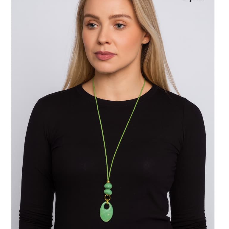Colar Longo Feminino com Pedra Natural Rio-333: Elegância e Natureza em um Acessório