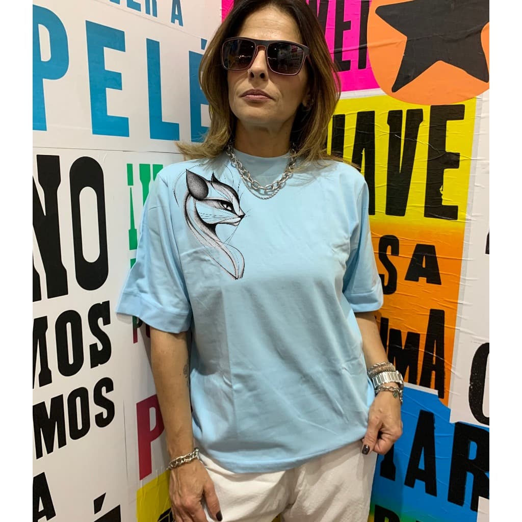 Camiseta Feminina Olhar Felino – Gola Alta | 100% Algodão | Estampa Exclusiva