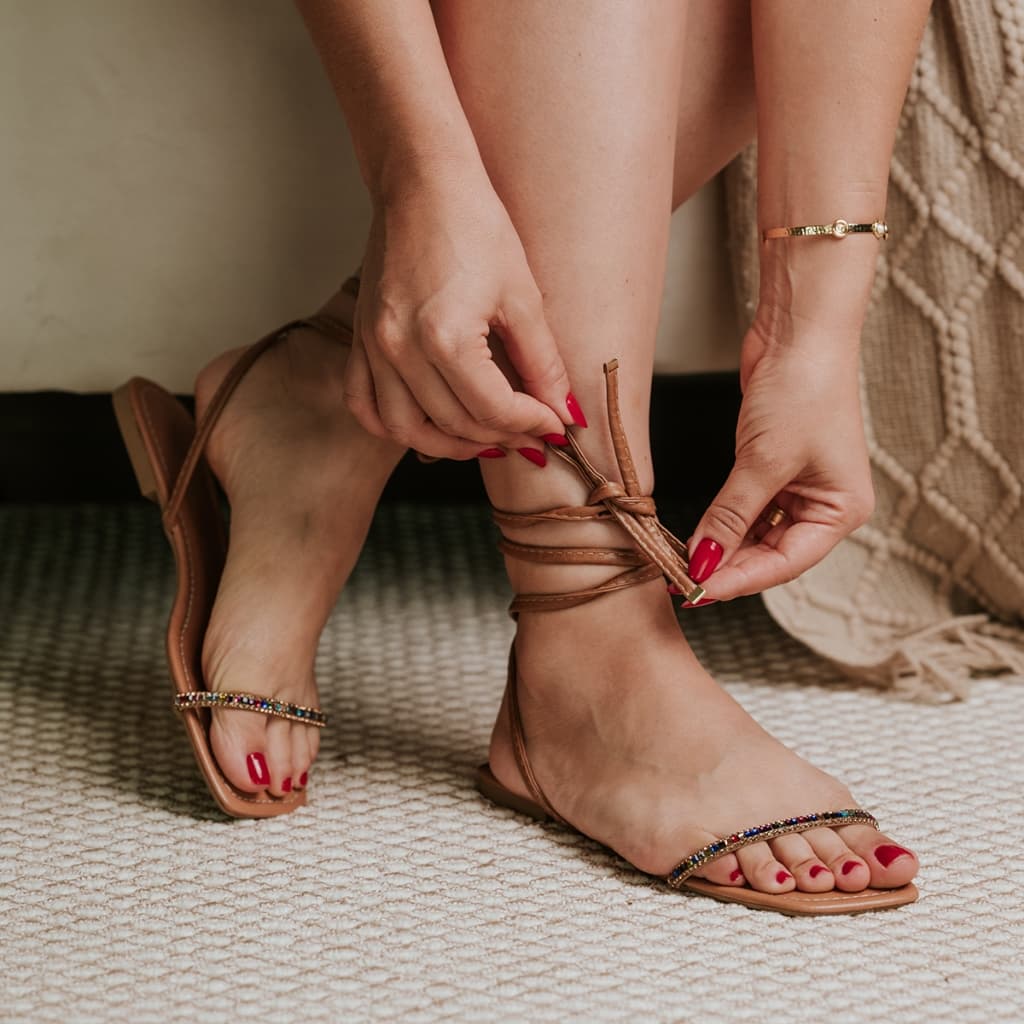 Sandália Leve Feminina Rasteira Gladiadora Ideal para o Verão Tira Strass