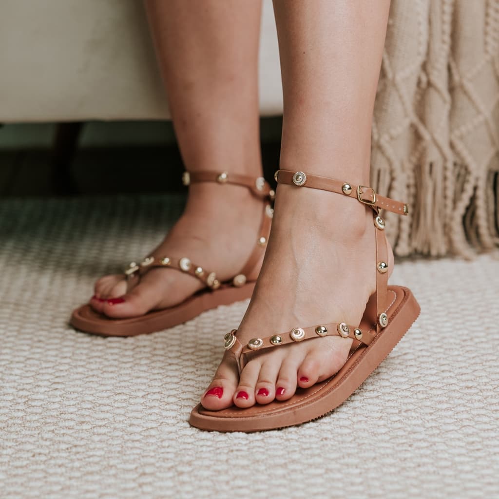 Sandália Rasteira Feminina Tiras Finas Tachas Douradas Gladiadora Caramelo com Fivela Flat Elegante Verão 2026