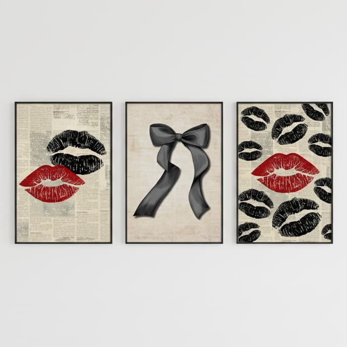 Quadros decorativos Beijos preto e vermelho e laços com fundo de jornal vintage e elegante (3 peças)