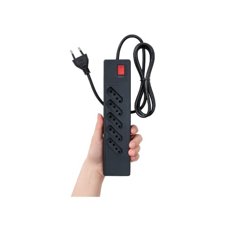 Extensão elétrica com cinco tomadas e interruptor integrado