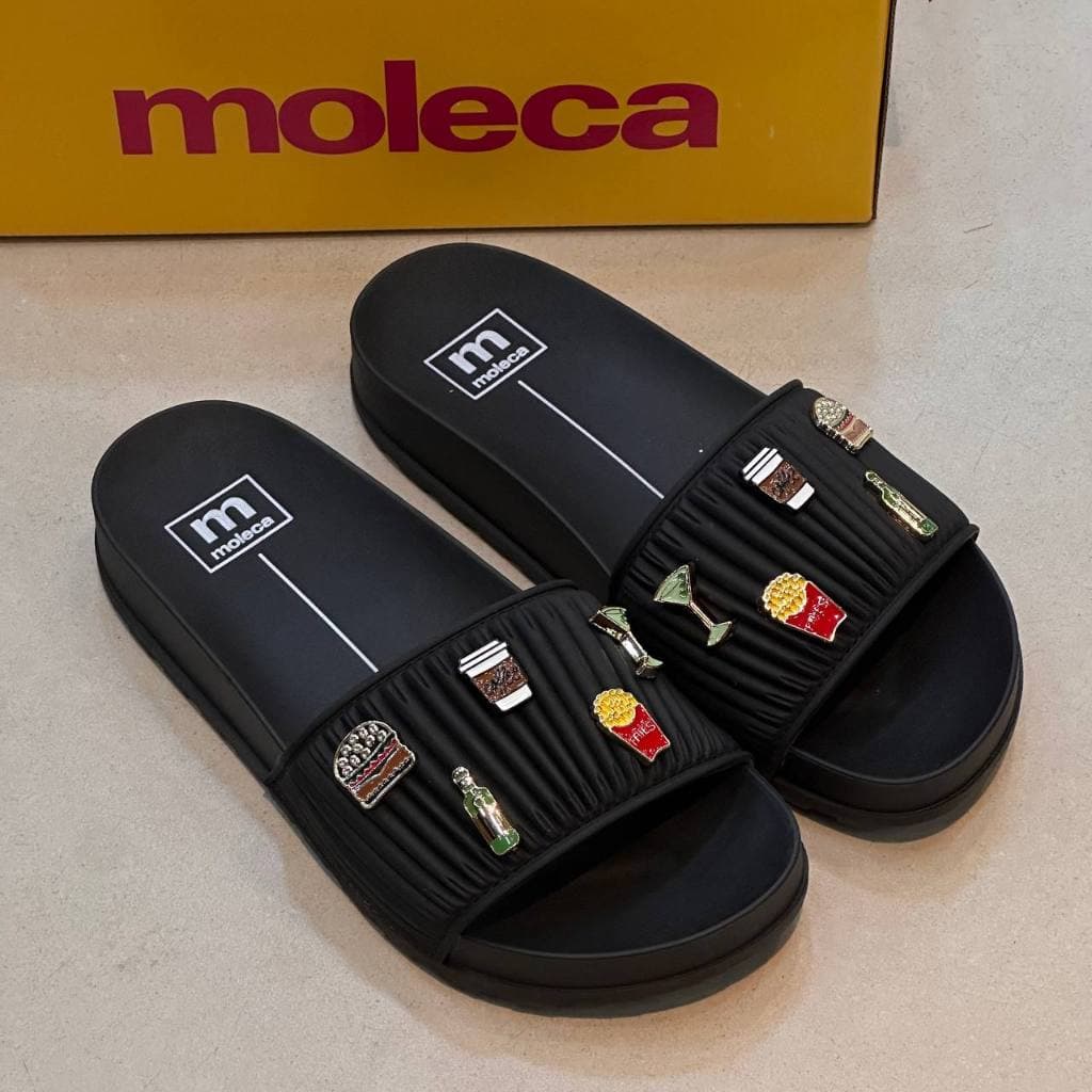 Sandália Slide Moleca Feminina com Pins Divertidos Conforto Dia a Dia 5436442