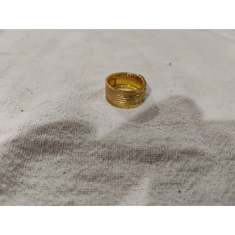 Lindo anel dourado cravejado com zirconias brilhantes !!!
