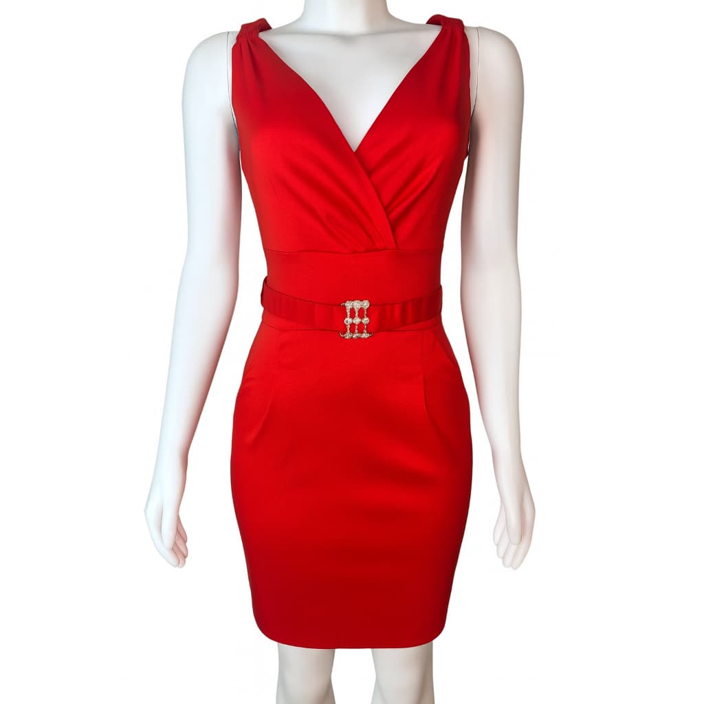 Vestido Vermelho decote V com cinto com detalhe metal dourado e cravejado-  Raro Efeito, poliéster, poliamida e elastano