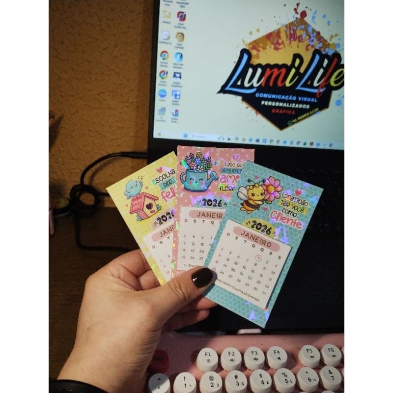🌸 Mini calendários com imã- holográfico, 10x5, motivacionais,, para lembrancinhas, mimos