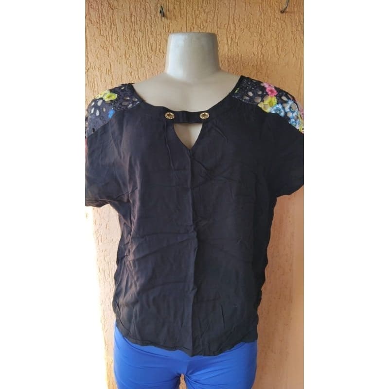 Blusa Feminina Preta Tamanho M com Detalhe em Renda Guippir