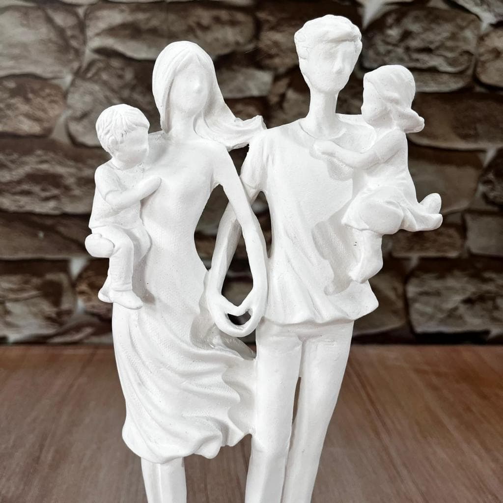 Escultura Familia Moderna Com Casal de Filhos 26cm em Gesso Cru