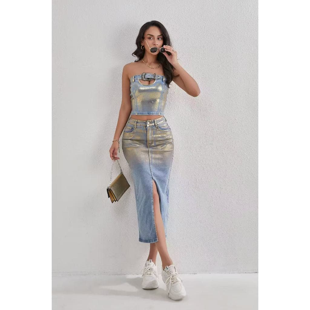 Conjunto feminino jeans com top tomara que caia e saia midi fenda, estilo fashion moderno
