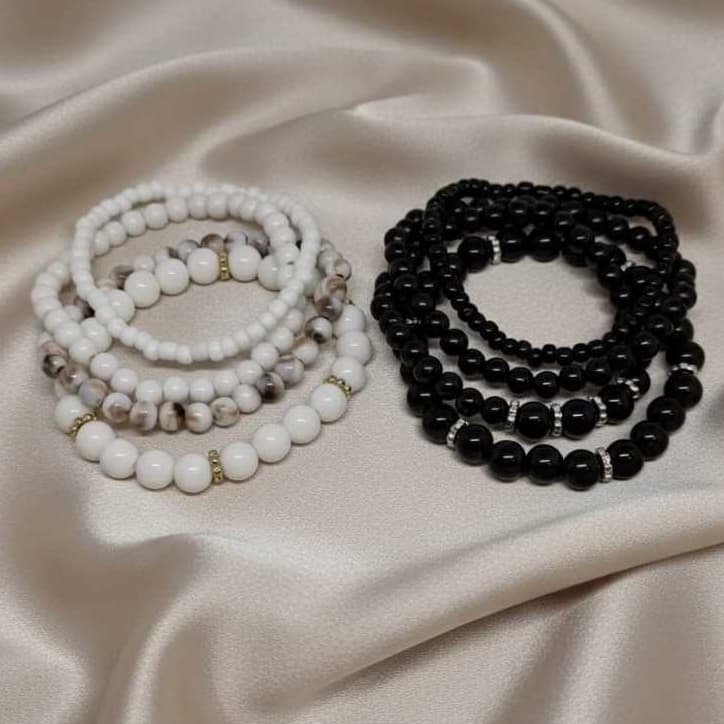 Kit 4 pulseiras de miçangas Off White, Pretas - Casual, ocasiões diversas, festas, Natal, Ano Novo