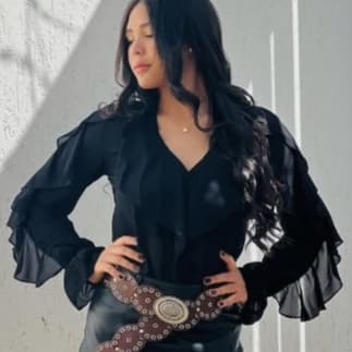 Camisa Bruna Feminina Manga Longa com Babados e Decote V. PP ao GG. Azul, Branco, Borgonha e Preto.