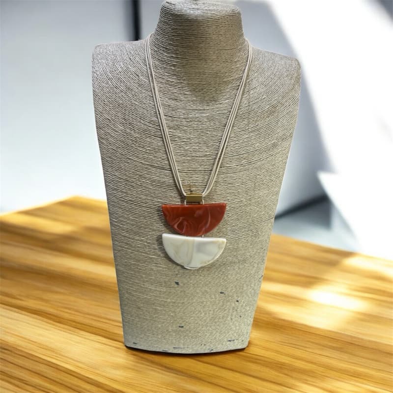 colar de de 2 pedras resina com detalhe dourado