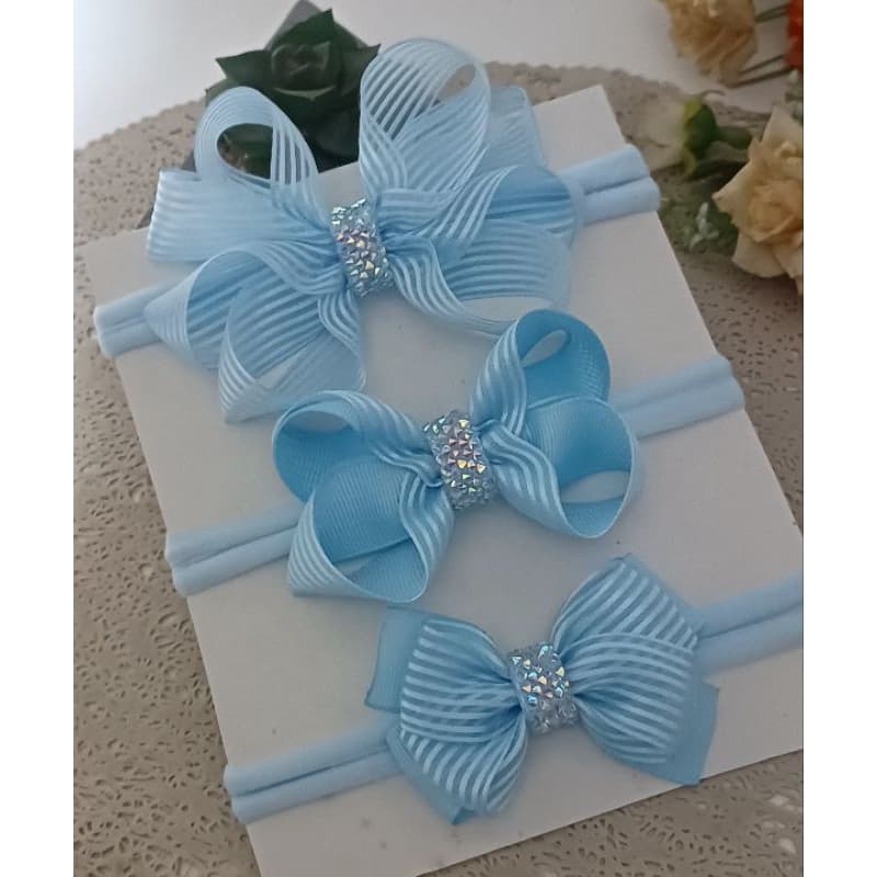laço azul de organza luxo na faixinha de bebê